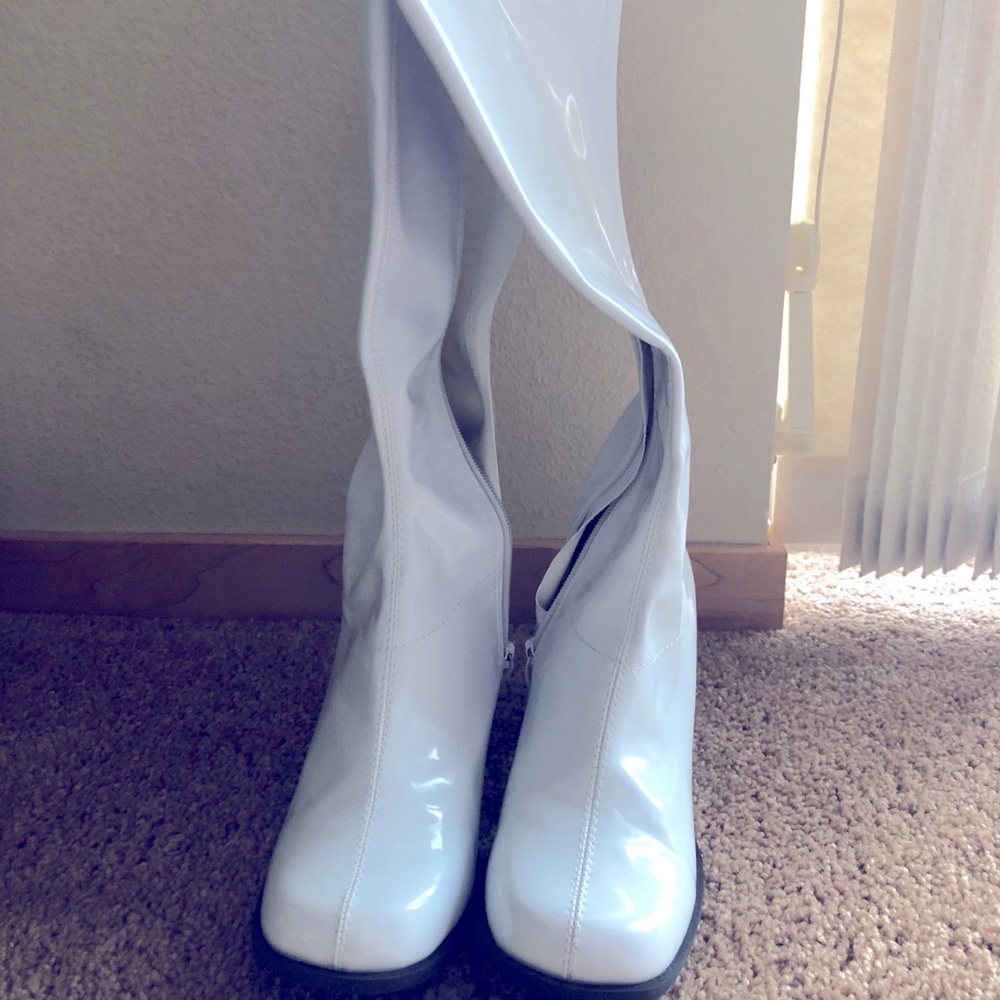 Ellie White GoGo Boots Size 8